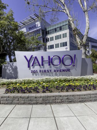 Foto de Sunnyvale, California, EE.UU. - 29 de marzo de 2018: Yahoo firma en la sede de Yahoo en Sunnyvale, California. Yahoo! es un proveedor de servicios web que es propiedad total de Verizon Communications a través de Oath - Imagen libre de derechos