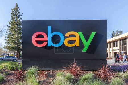 Téléchargez les photos : Close up of eBay sign at its Headquarters in San Jose, California, USA - 11 juin 2023. eBay Inc. est une multinationale américaine de commerce électronique. - en image libre de droit
