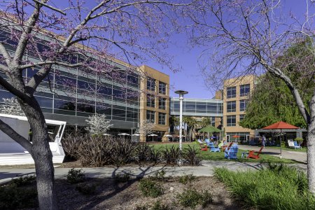 Foto de Mountain View, California, EE.UU. - 30 de marzo de 2018: Edificio en el campus de la sede de Google en Silicon Valley. Google es una empresa de tecnología estadounidense en servicios y productos relacionados con Internet. - Imagen libre de derechos