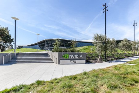 Foto de Santa Clara, California, EE.UU. - 29 de marzo de 2018: Señal de Nvidia en la sede de Nvidia en Silicon Valley. Nvidia Corporation es una empresa de tecnología estadounidense. - Imagen libre de derechos