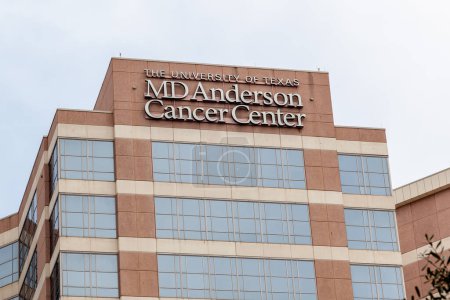 Téléchargez les photos : Houston, États-Unis - 22 septembre 2018 : Signe de l'Université du Texas MD Anderson Cancer Center sur le bâtiment de Houston, l'un des trois premiers centres de cancérologie complets aux États-Unis. - en image libre de droit