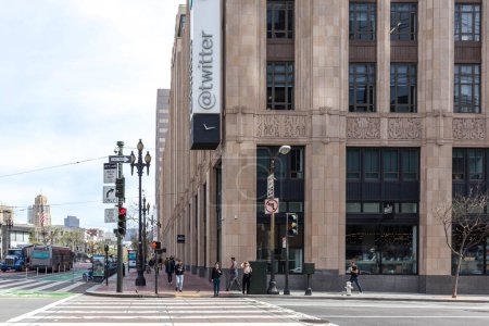 Foto de San Francisco, California, EE.UU. - 30 de marzo de 2018: Twitter firma en el edificio de su sede en San Francisco. Twitter es un servicio de noticias y redes sociales en línea. - Imagen libre de derechos