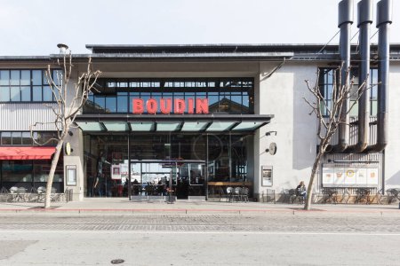 Foto de San Francisco, CA, EE.UU. - 2 de abril de 2018: Vista exterior de Boudin Bakery. Fundada en 1849, Boudin Bakery en Fisherman 's Wharf en San Francisco, conocida por su pan de masa fermentada. - Imagen libre de derechos