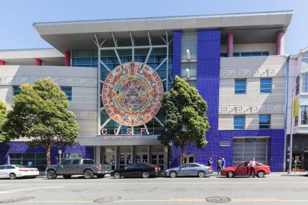 Téléchargez les photos : City College de San Francisco Mission Campus entrée avec coloré 27 pieds Calendrier aztèque - en image libre de droit