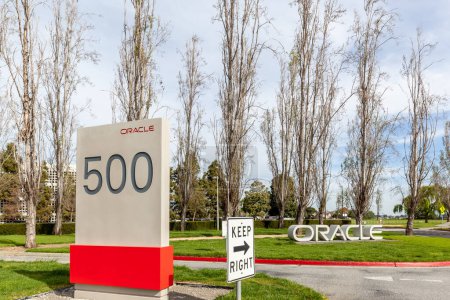 Foto de Redwood Shores, CA, USA - 30 de marzo de 2018: Señal de Oracle en la sede en Silicon Valley, CA, USA. Oracle Corporation es una corporación multinacional estadounidense de tecnología informática. - Imagen libre de derechos