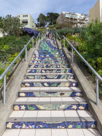 Foto de San Francisco, California, EE.UU. - 30 de marzo de 2018: La 16 ª Avenida Tiled Steps vista desde abajo, el proyecto tiene 163 pasos en un mar al cielo tema. - Imagen libre de derechos