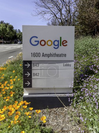 Foto de Mountain View, California, EE.UU. - 29 de marzo de 2018: Google firma en la sede de Google en Silicon Valley. Google es una empresa de tecnología estadounidense - Imagen libre de derechos