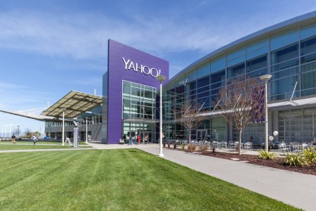 Foto de Sunnyvale, California, EE.UU. - 29 de marzo de 2018: Edificios en la sede de Yahoo en Silicon Valley. Yahoo! es un proveedor de servicios web que es propiedad total de Verizon Communications a través de Oath Inc.., - Imagen libre de derechos