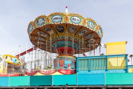 Téléchargez les photos : Santa Cruz, Californie, États-Unis - 31 mars 2018 : Santa Cruz Beach Boardwalk, le plus ancien parc d'attractions de Californie, offre une variété de jeux. - en image libre de droit