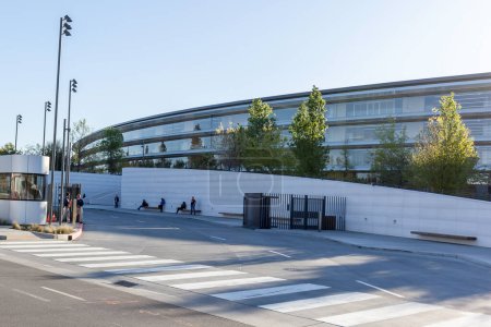 Téléchargez les photos : Cupertino, Californie, États-Unis - 28 mars 2018 : Les gens attendent le bus à l'extérieur du nouveau campus de la pomme, officiellement nommé Apple Park à Cupertino dans la Silicon Valley, Californie. - en image libre de droit