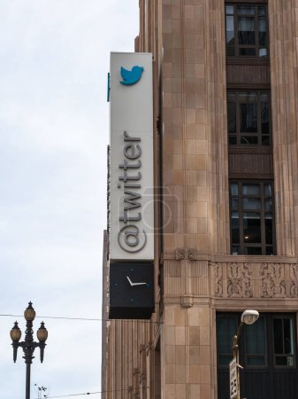 Téléchargez les photos : Logo Twitter à son siège social à San Francisco, Californie, États-Unis - 6 juin 2023. Twitter, Inc. est une société américaine de médias sociaux. - en image libre de droit