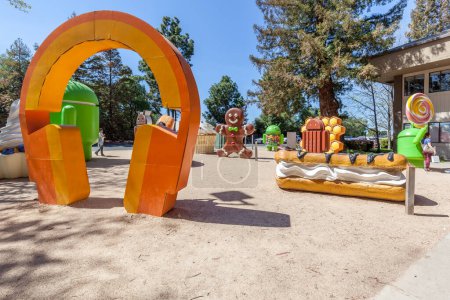 Téléchargez les photos : Mountain View, Californie, États-Unis - 28 mars 2018 : Statues de pelouse Android au Google Visitor Center Beta. Les statues de pelouse Android sont une série de grandes statues en mousse près du Googleplex à Mountain View. - en image libre de droit
