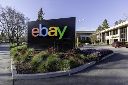 Foto de San José, California, EE.UU. - 29 de marzo de 2018: eBay firma en la sede de eBay en San José, California. eBay Inc. es una corporación multinacional de comercio electrónico. - Imagen libre de derechos