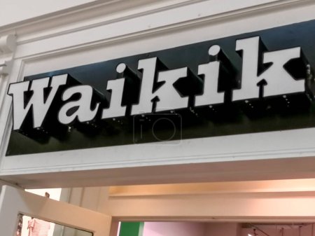 Téléchargez les photos : Panneau de magasin Waikik dans un centre commercial - en image libre de droit