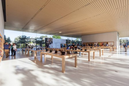 Téléchargez les photos : Cupertino, Californie, États-Unis - 28 mars 2018 : Vue extérieure du centre d'accueil d'Apple Park. Apple Inc. est une multinationale américaine de technologie. - en image libre de droit