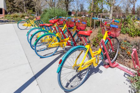 Téléchargez les photos : Mountain View, Californie, États-Unis - 29 mars 2018 : Google vélo au siège de Google Mountain View campus dans la Silicon Valley, États-Unis. - en image libre de droit