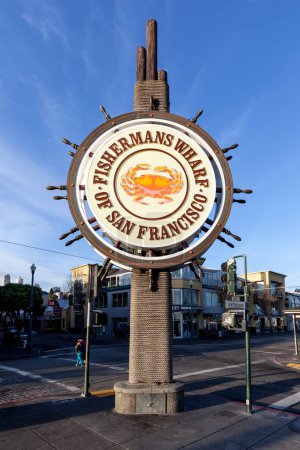 Foto de San Francisco, California, EE.UU. - 2 de abril de 2018: Señal de Fisherman 's Wharf. Fisherman 's Wharf un barrio y popular atracción turística en San Francisco. - Imagen libre de derechos
