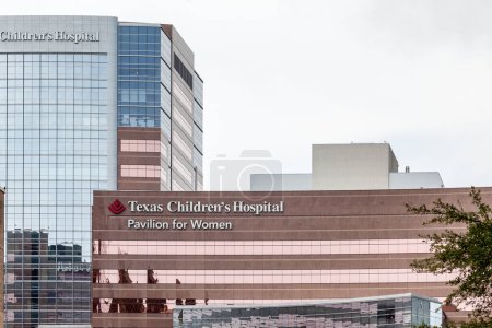 Téléchargez les photos : Houston, Texas, États-Unis - 22 septembre 2018 : Signe du pavillon de l'hôpital pour enfants du Texas pour les femmes sur le bâtiment, un hôpital pédiatrique situé au Texas Medical Center à Houston, Texas. - en image libre de droit