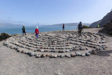 Téléchargez les photos : San Francisco, CA, États-Unis - 1er avril 2018 : People at Land's End Labyrinth créé par Eduardo Aguilera en 2004 au parc Eagle's Point in Lands End, San Francisco. - en image libre de droit
