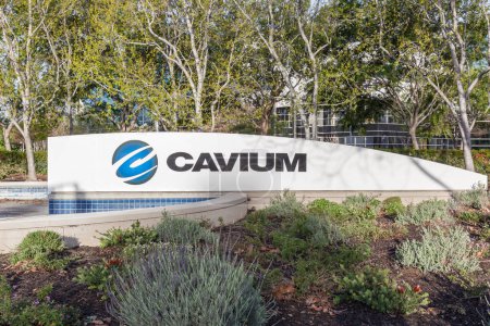 Foto de San José, California, EE.UU. - 30 de marzo de 2018: Señal de Cavium en la sede en Silicon Valley, CA. Cavium es una empresa de semiconductores fabulosa. - Imagen libre de derechos