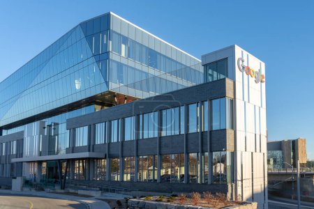 Téléchargez les photos : Kitchener-Waterloo, Ontario, Canada - Le 17 octobre 2020 : L'immeuble à bureaux de Google Canada est exposé au bureau de Kitchener-Waterloo le 17 octobre 2020, une entreprise américaine de technologie. - en image libre de droit