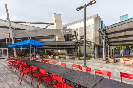 Téléchargez les photos : Mountain View, Californie, États-Unis - 29 mars 2018 : Assis à l'extérieur de la cafétéria du campus du siège social de Google dans la Silicon Valley. - en image libre de droit