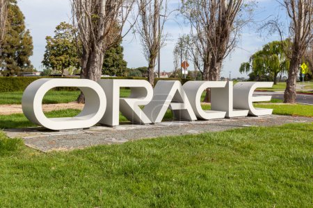 Foto de Redwood Shores, California, EE.UU. - 30 de marzo de 2018: Oracle firma en la sede de Oracle en Silicon Valley. Oracle Corporation es una corporación multinacional estadounidense de tecnología informática. - Imagen libre de derechos