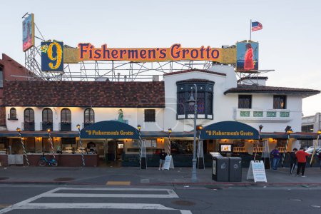 Foto de San Francisco, CA, EE.UU. - 1 de abril de 2018: Señal de la Gruta del Pescador, inaugurada en 1935 como el primer restaurante sentado en Fisherman 's Wharf en San Francisco. - Imagen libre de derechos