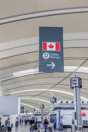 Foto de Toronto, Canadá- 28 de marzo de 2018: Vista interior del Aeropuerto de Toronto Pearson en Toronto, Canadá. Pearson es el aeropuerto más grande y concurrido de Canadá. - Imagen libre de derechos