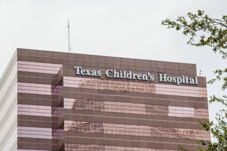 Téléchargez les photos : Houston, Texas, États-Unis - 22 septembre 2018 : Signe du Texas Children's Hospital sur le bâtiment, un hôpital pédiatrique situé au Texas Medical Center à Houston, Texas. - en image libre de droit
