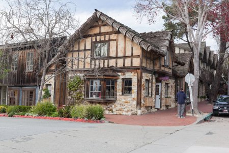 Téléchargez les photos : Carmel, Californie, États-Unis - 31 mars 2018 : Bâtiments à Carmel. Fondée en 1902, Carmel (Carmel-by-the-Sea) est une ville du comté de Monterey, en Californie, aux États-Unis.. - en image libre de droit