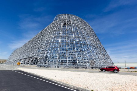 Foto de Mountain View, California, EE.UU. - 29 de marzo de 2018: Vista exterior de Hangar One en Moffett Field, CA, una de las estructuras independientes más grandes del mundo, la restauración se completaría en 2025. - Imagen libre de derechos