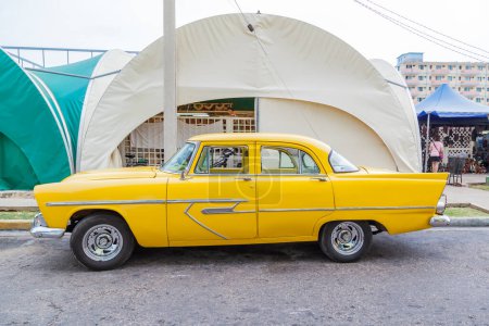 Téléchargez les photos : VARADERO, CUBA - 20 avril 2017 : Conduite de voitures classiques américaines dans la rue à Varadero resort town, Cuba - en image libre de droit