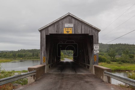 Foto de NEW BRUNSWICK, CANADÁ - 5 de agosto de 2017: aserradero no. 0.5 puente cubierto en New Brunswick, Canadá. Construido en 1908, este puente cubierto mide 33 m (105 pies) de longitud. - Imagen libre de derechos