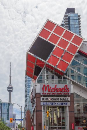 Téléchargez les photos : TORONTO, CANADA - Le 3 novembre 2017 : L'entrée de Michaels au centre-ville de Toronto a été inaugurée en 2015 avec la tour du CN en arrière-plan. Michaels est le plus grand détaillant d'artisanat au monde. - en image libre de droit