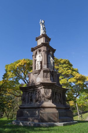 Téléchargez les photos : TORONTO, CANADA - LE 22 OCTOBRE 2017 : Le Monument canadien aux bénévoles de l'Université de Toronto, érigé en 1870, conçu par Robert Reid. - en image libre de droit