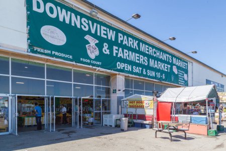 Téléchargez les photos : TORONTO, CANADA - 24 JUIN 2017 : Vue extérieure du Downsview Park Merchants Market, qui compte plus de 500 fournisseurs d'intérieur à Toronto. - en image libre de droit