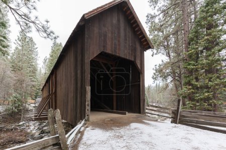 Téléchargez les photos : Grange en bois dans la neige, hiver - en image libre de droit