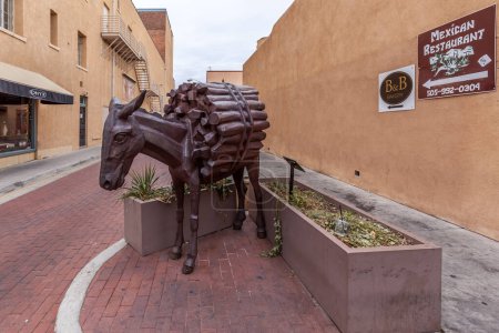 Téléchargez les photos : NOUVEAU MEXIQUE, ÉTATS-UNIS - 25 DÉCEMBRE 2017 : Un burro grandeur nature chargé de bois en bronze sculpté par Charles Southard à Santa Fe. - en image libre de droit