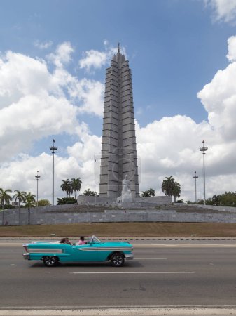 Téléchargez les photos : VARADERO, CUBA - 20 avril 2017 : Conduite de voitures classiques américaines dans la rue à Varadero resort town, Cuba - en image libre de droit