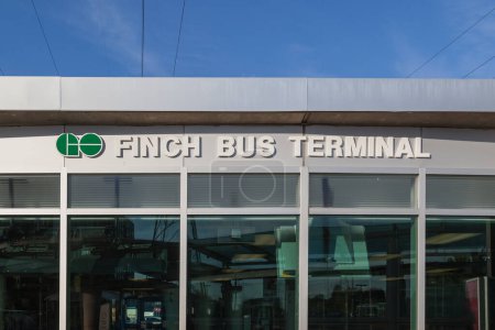 Foto de TORONTO, CANADÁ - 22 DE OCTUBRE DE 2017: Finch terminal de autobuses en Toronto, Canadá, la terminal de autobuses TTC más concurrida sirve a la Región de York haciendo conexiones a los servicios de tránsito en la Ciudad de Toronto. - Imagen libre de derechos