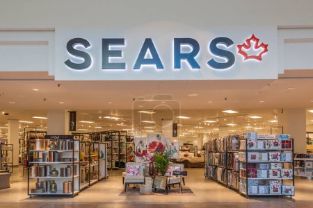 Foto de TORONTO, CANADÁ - 18 DE OCTUBRE DE 2017: Vista interior de la entrada de Sears desde el centro comercial Fairview en Toronto, Canadá. Sears Canada cerrando todas las tiendas y cerrando el negocio. - Imagen libre de derechos