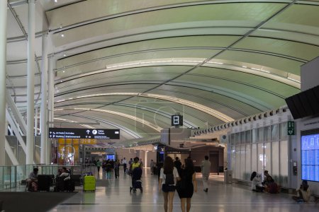 Téléchargez les photos : TORONTO, CANADA - LE 3 AOÛT 2017 : Vue intérieure de l'aéroport international Pearson de Toronto. - en image libre de droit