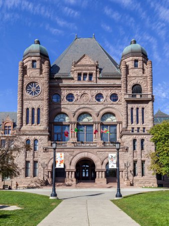 Foto de Toronto, Canadá - 22 de octubre de 2017: Edificio del Parlamento Ontarios en el Queen 's park en Toronto. - Imagen libre de derechos