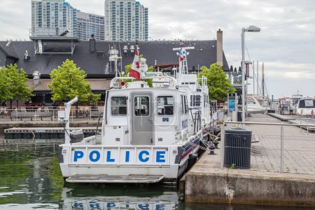 Téléchargez les photos : Bateau de la police de Toronto au port - en image libre de droit