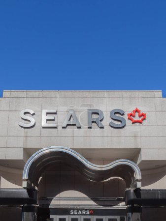 Téléchargez les photos : TORONTO, CANADA - 18 OCTOBRE 2017 : Panneau de Sears sur le bâtiment du centre commercial Fairview à Toronto, Canada. Sears Canada ferme tous les magasins et ferme ses portes. - en image libre de droit