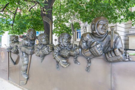 Téléchargez les photos : TORONTO, CANADA - LE 25 JUIN 2017 : Sculpture en bronze "Our Game" d'Edie Parker devant le Temple de la renommée du hockey à Toronto, un musée et temple de la renommée consacré à l'histoire du hockey sur glace. - en image libre de droit