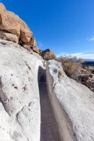 Foto de Antiguos senderos se desgastan en la toba suave en Tsankawi. Tsankawi es una porción separada del Monumento Nacional Bandelier en Nuevo México. - Imagen libre de derechos