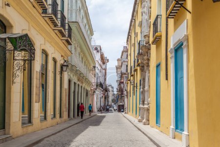 Téléchargez les photos : Rue jaune en Vieille Havane, Cuba. - en image libre de droit