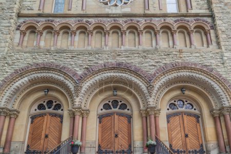 Téléchargez les photos : TORONTO, CANADA - LE 18 JUIN 2017 : Vue extérieure de l "église St. Andrew, une grande église presbytérienne de style néoroman historique située au centre-ville de Toronto, en Ontario. - en image libre de droit